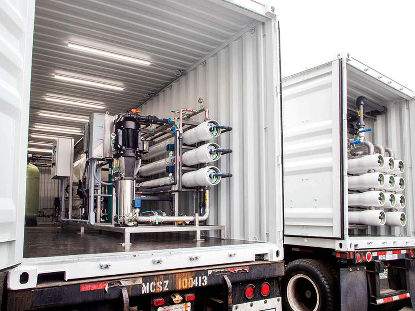 Mobile and containerized reverse osmosis water treatment system